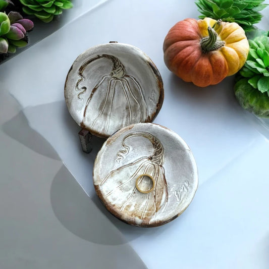 Ring Dish Pumpkin Antique White 4" & Easel Bundle